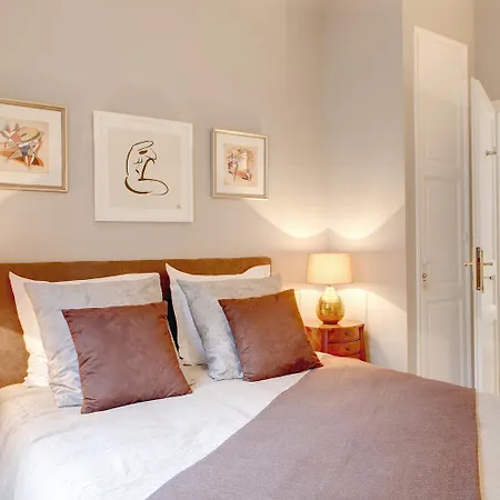 Blanc Manteau Apartment Paris